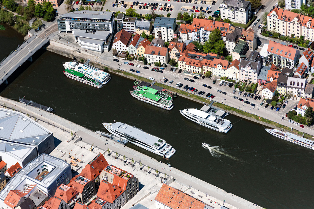 dr__0062569.jpg | REGENSBURG 09.05.2021 Passagier- und Fahrgast- Schiff der Regensburger Personen-Schifffahrt auf der Donau in Regensburg im Bundesland Bayern, Deutschland. // Passenger ship of Regensburger Personen-Schifffahrt in Regensburg in the state Bavaria, Germany. Foto: Daniel Reiter