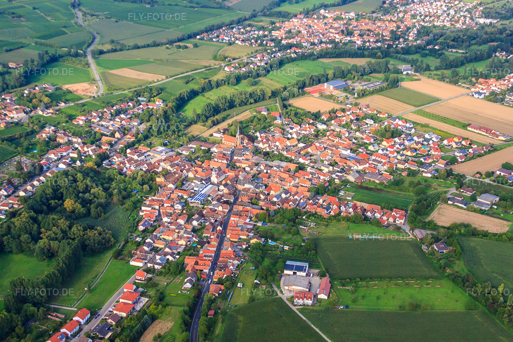 Luftbild: Ortsansicht von Südwesten im Ortsteil Ingenheim in Billigheim-Ingenheim im Bundesland Rheinland-Pfalz in Deutschland. Foto: IMG_44205.jpg vom 17.08.2011 durch Werner Riehm/FLY-FOTO.deAuflösung des Originals: 4752 x 3168 px