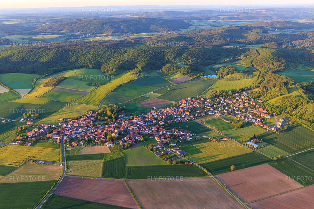 Luftbild: Dorfansicht aus Südwesten im Ortsteil Goßmannsdorf in Hofheim im Bundesland Bayern in Deutschland. Foto: IMG_100192.jpg vom 26.05.2017 durch Werner Riehm/FLY-FOTO.de