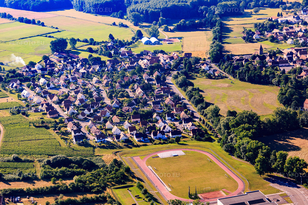Vue aérienne: Vue du village depuis l'ouest, au-delà du terrain de sport à le quartier Altenstadt in Wissembourg dans le département Bas Rhin, France – .Photo: IMG_083047.jpg prise le 26/06/2015 par Werner Riehm/FLY-FOTO.eu – Résolution de l'original: 4846 x 3231 px