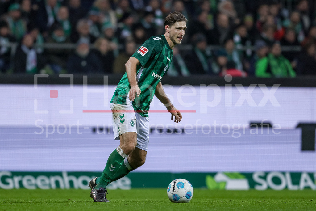 Fussball, Bundesliga, SV Werder Bremen - 1. FC Heidenheim | v.li.: Niklas Stark (SV Werder Bremen, 4) am Ball, Freisteller, Einzelbild, Ganzkörper, Aktion, Action, Spielszene, DIE DFL-RICHTLINIEN UNTERSAGEN JEGLICHE NUTZUNG VON FOTOS ALS SEQUENZBILDER UND/ODER VIDEOÄHNLICHE FOTOSTRECKEN. DFL REGULATIONS PROHIBIT ANY USE OF PHOTOGRAPHS AS IMAGE SEQUENCES AND/OR QUASI-VIDEO.