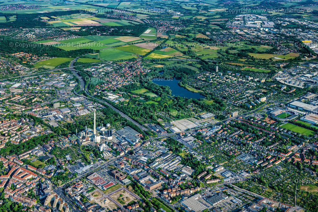 Braunschweig_Kraftwerk_Hkw_Mitte_Bsenergy_ELS_3886050623 | BRAUNSCHWEIG 05.06.2023 GuD Kraftwerk mit Gas- und Dampfturbinenanlagen HKW Mitte in Braunschweig im Bundesland Niedersachsen, Deutschland. Weiterführende Informationen bei: ASSMANN BERATEN + PLANEN AG,  BS|ENERGY Braunschweiger Versorgungs-AG & Co.KG,  GBT-BÜCOLIT GmbH,  Köster GmbH,  W+S WESTPHAL Ingenieurbüro für Bautechnik GmbH. // Combined cycle power plant with gas and steam turbine plants HKW Mitte in Braunschweig in the state of Lower Saxony, Germany. Further information at: ASSMANN BERATEN + PLANEN AG,  BS|ENERGY Braunschweiger Versorgungs-AG & Co.KG,  GBT-BUeCOLIT GmbH,  Koester GmbH,  W+S WESTPHAL Ingenieurbuero fuer Bautechnik GmbH. Foto: Martin Elsen
