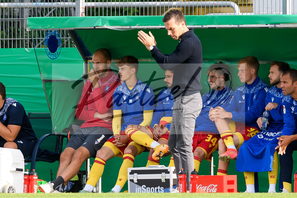 LOTKSC20210809_068 | Fussball, Herren: Trainer Christian Eichner (Karlsruher SC) gestikuliert beim Spiel der 1. Runde im DFB-Pokal zwischen SF Lotte und Karlsruher SC im Stadion am Lotter Kreuz am 09.08.2021 in Lotte, Deutschland.DFB / DFL REGULATIONS PROHIBIT ANY USE OF PHOTOGRAPHS AS IMAGE SEQUENCES AND/OR QUASI-VIDEO. - Realisiert mit Pictrs.com