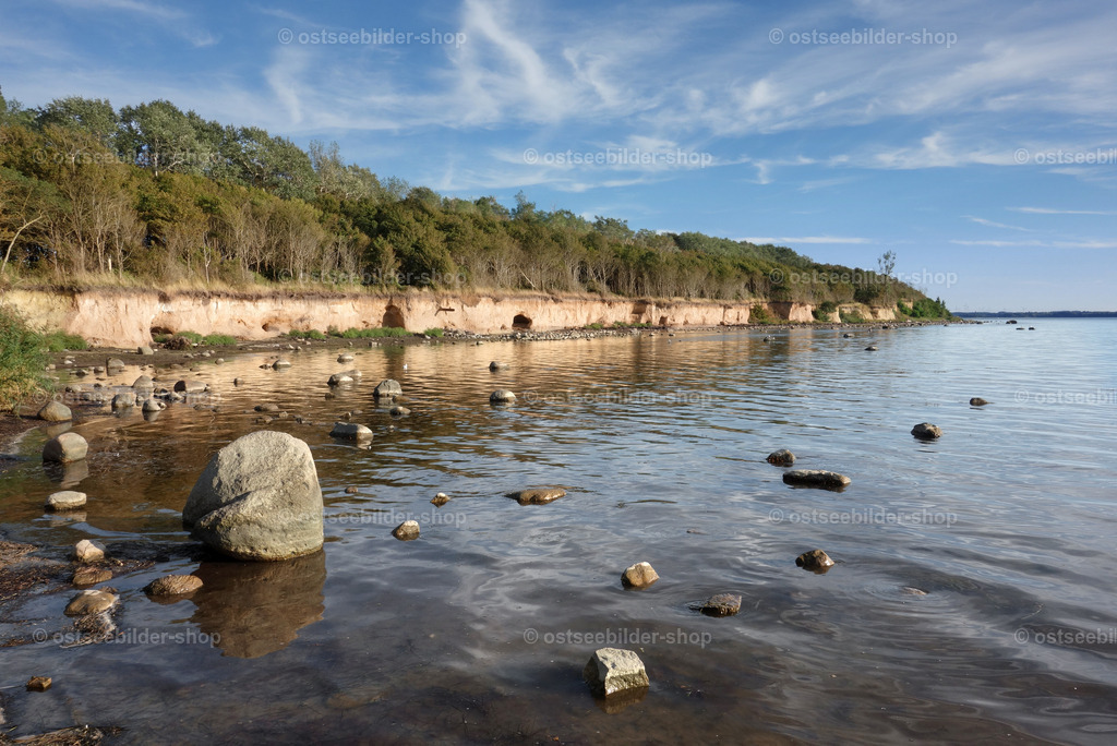 Kliffküste der Insel Poel | Bei Niedrigwasser der Wismarer Bucht ragen große und kleine Steine vor der Steilküste der Insel Poel aus dem Wasser.