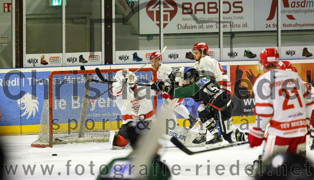 2023-03-10_017_TSV_Erding_gegen_TEV_Miesbach | Erding, Deutschland, 10.03.2023:
Eishockey, Bayernliga Playoffs 2022 / 2023, Halbfinale, TSV Erding gegen TEV Miesbach, Endergebnis: 2:0

Moritz Schlickenrieder (TEV Miesbach, #25), Elias Maier (Erding Gladiators, #15)

Foto: Christian Riedel / fotografie-riedel.net