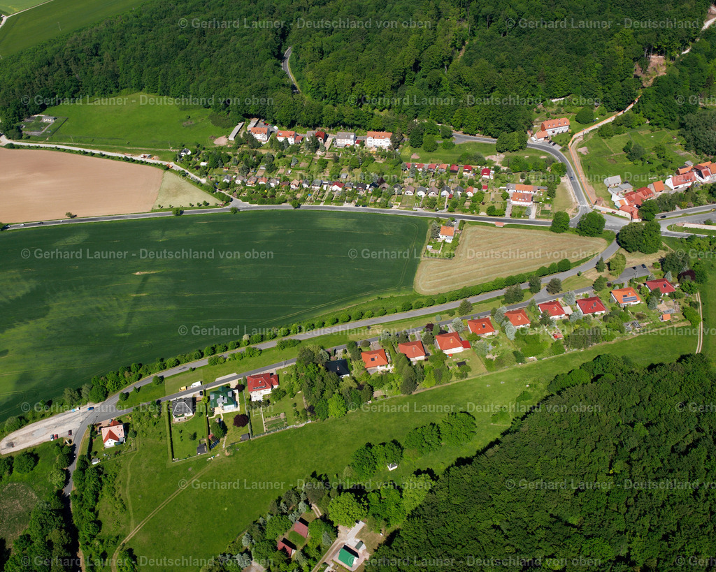 2634505 | REIFENSTEIN 09.06.2006 Wald- Gebiete und Forstflächen umsäumen das Siedlungsgebiet des Dorfes in Reifenstein im Bundesland Thüringen, Deutschland // Village - view on the edge of forested areas in Reifenstein in the state Thuringia, Germany Foto: Gerhard Launer