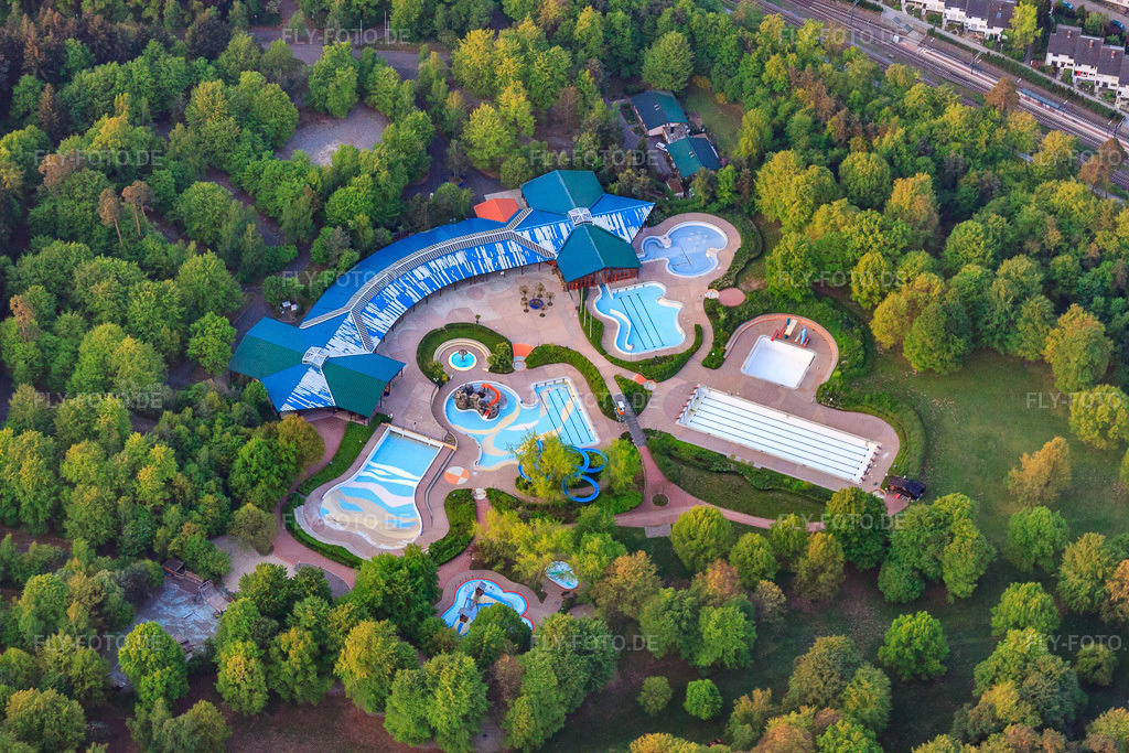 Luftbild: Leere Schwimmbecken am Badepark Wörth am Rhein in Wörth am Rhein im Bundesland Rheinland-Pfalz in Deutschland. Foto: IMG_40224.jpg vom 22.04.2011 durch Werner Riehm/FLY-FOTO.deWWW.BAEDER-WOERTH.DE