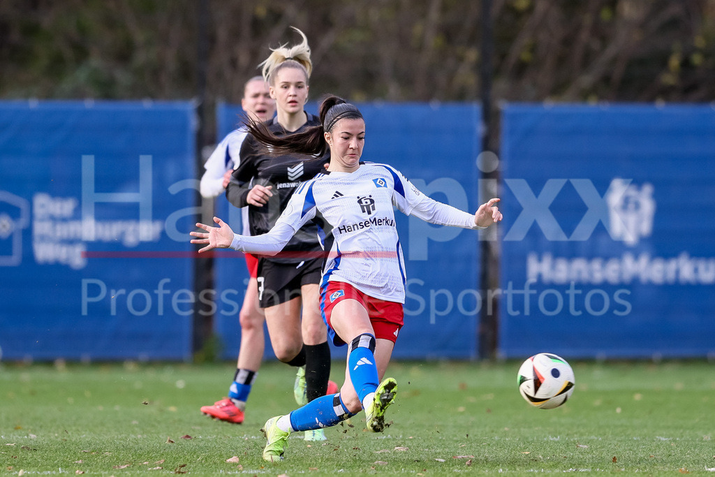 Fussball, DFB-Pokal Frauen, Hamburger SV - FC Carl Zeiss Jena | v.li.: Vildan Kardesler (Hamburger SV, 7) am Ball, Einzelbild, Ganzkörper, Aktion, Action, Spielszene, DIE DFB-RICHTLINIEN UNTERSAGEN JEGLICHE NUTZUNG VON FOTOS ALS SEQUENZBILDER UND/ODER VIDEOÄHNLICHE FOTOSTRECKEN. DFB REGULATIONS PROHIBIT ANY USE OF PHOTOGRAPHS AS IMAGE SEQUENCES AND/OR QUASI-VIDEO.