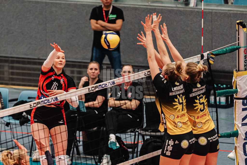 Volleyball | Frauen | Saison 2025/2026 | Volleyball Bundesliga | ETV Hamburger Volksbank Volleys vs. VfB Suhl LOTTO Thüringen | 07.03.2026 | v.l. Lilly Faroß (#16, ETV Hamburger Volksbank Volleys) gegen Roosa Laakkonen (#4, VfB Suhl LOTTO Thüringen) und Hannah Hartmann (#5, VfB Suhl LOTTO Thüringen)