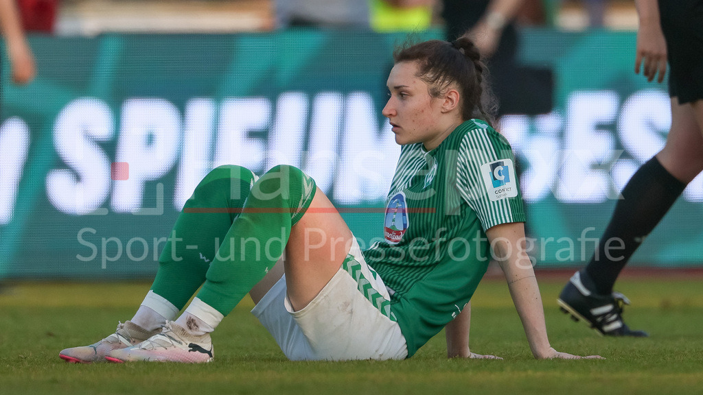Fussball, Google Pixel Frauen-Bundesliga, SV Werder Bremen - VfL Wolfsburg | v.li.: Sophie Weidauer (SV Werder Bremen, 9) sitzt auf dem Boden, Rasen, Spielfeld, enttäuscht über die Niederlage, Enttäuschung nach dem Schlusspfiff, Abpfiff, Highlight, Verlierer, verloren, Frustration, pessimistisch, DIE DFB-RICHTLINIEN UNTERSAGEN JEGLICHE NUTZUNG VON FOTOS ALS SEQUENZBILDER UND/ODER VIDEOÄHNLICHE FOTOSTRECKEN. DFB REGULATIONS PROHIBIT ANY USE OF PHOTOGRAPHS AS IMAGE SEQUENCES AND/OR QUASI-VIDEO.