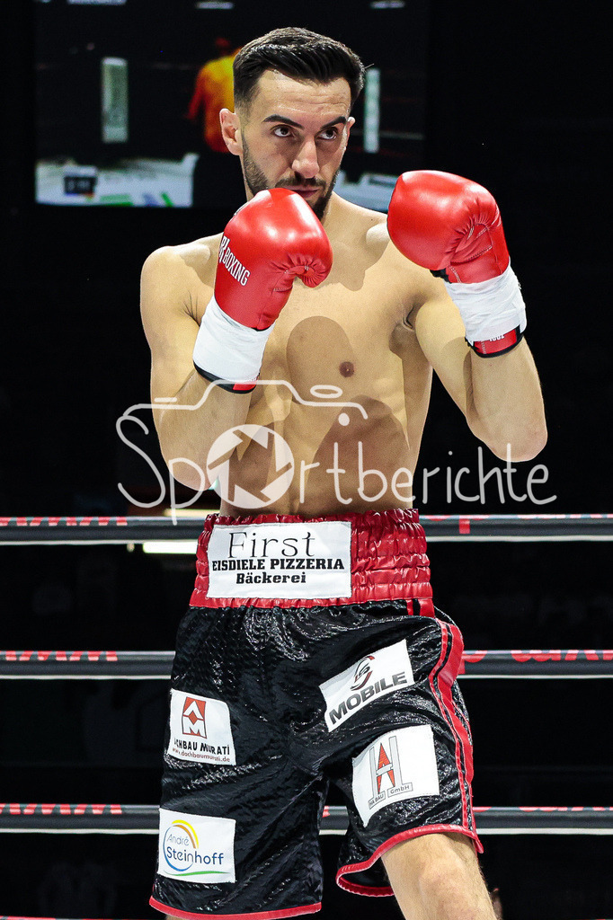Profi - Box - Gala / Main Event | Kushtrim TAHIRUKAJ (rot schwarze Hose) in seinem Kampf gegen Nika GAVAJAVA (schwarze Hose)