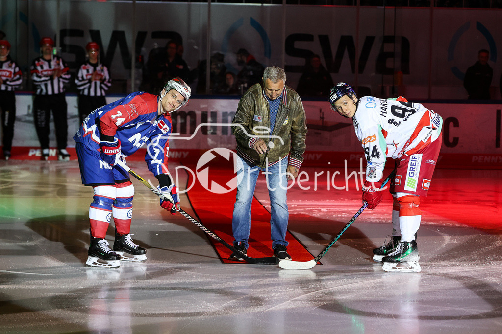 Augsburger Panther - Nürnberg ICE Tigers | v. l. Dane FOX (NIT #74) Jaroslav POUZAR und Anrei HAKULINEN (AEV #94)  beim Showbully vor der DEL Retro Partie zwischen Augsburg und Nuernberg