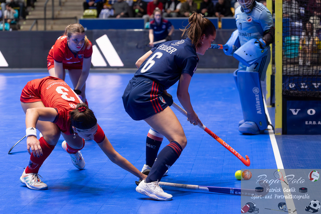 Volvo E.R.B. Final 4 Finale Frauen: Berliner HC - Mannheimer HC, 26.01.2025 | Fiona Felber (Mannheimer HC #6) &amp; Alina Sophie Jäger (Berliner HC #13) im Zweikampf um den Ball, Berliner HC - Mannheimer HC, Frankfurt, Süwag Arena, 26.1.2025 - Realisiert mit Pictrs.com