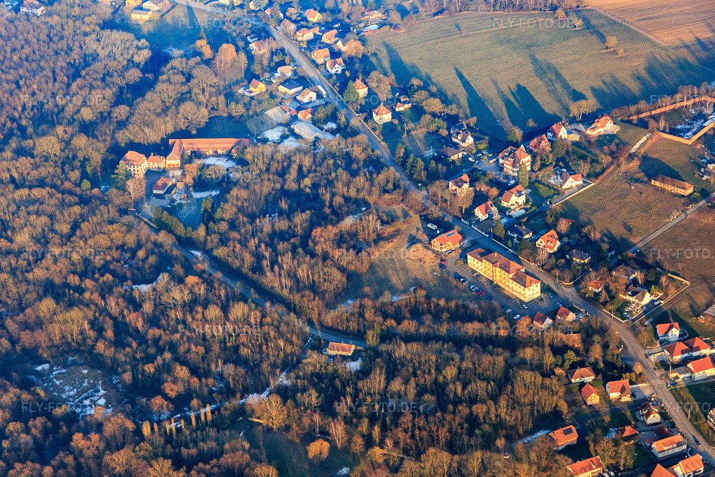 Luftbild: Rte de Lobsann und Ferme-Chateau Le Bel von Westen in Lampertsloch im Bundesland Bas-Rhin in Frankreich. – Foto: IMG_096360.jpg vom 21.01.2017 durch Werner Riehm/FLY-FOTO.de – Auflösung des Originals: 5388 x 3592 px