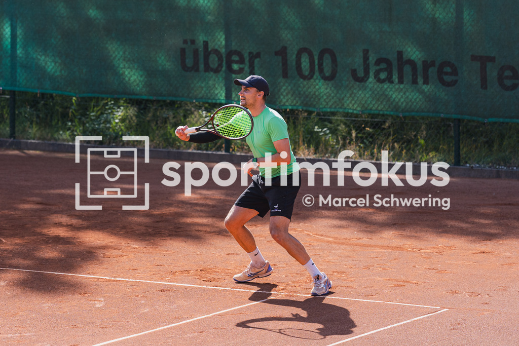 Wuppertaler Tennis-Stadtmeisterschaften | Jan Henri Augustat (Bayer Wuppertal) in Aktion. Herren-Finale der Wuppertaler Tennis-Stadtmeisterschaften, Wuppertal, 09.08.2026. - Realisiert mit Pictrs.com