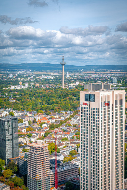 MBF_1866 | Frankfurter Skyline mit Fernsehturm und umgebender Vegetation unter einem bewölkten Himmel, Frankfurt am Main, Hessen, Deutschland - Realisiert mit Pictrs.com