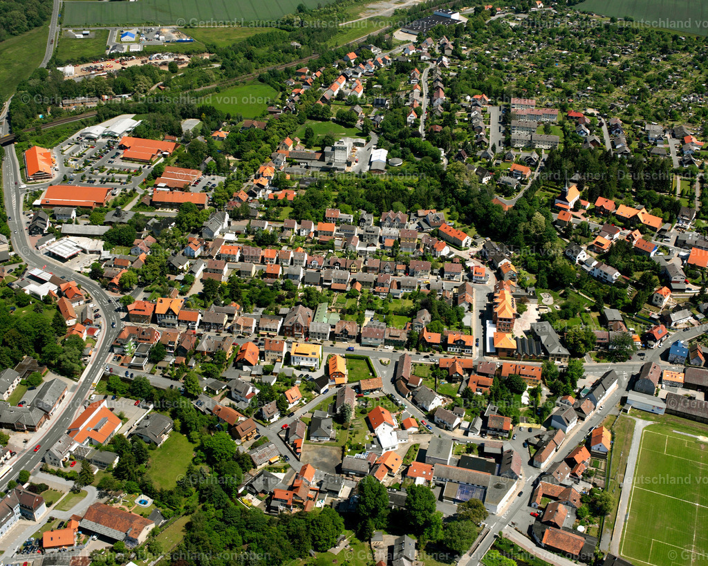 2638292 | VIENENBURG 06.08.2006 Wohngebiet der Mehrfamilienhaussiedlung  in Vienenburg im Bundesland Niedersachsen, Deutschland // Residential area of the multi-family house settlement  in Vienenburg in the state Lower Saxony, Germany Foto: Gerhard Launer