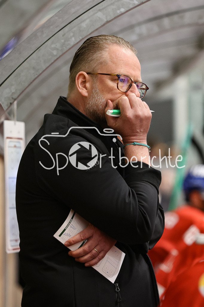 SC Rapperswil-Jona Lakers - Augsburger Panther | Panther Trainer Christof KREUZER in Aktion / Freisteller / Einzelfoto / Ratolos