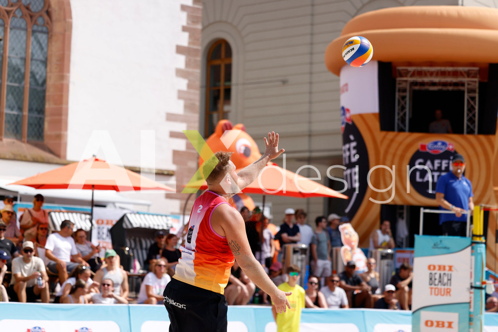 Obi BeachTour 2026 - Basel | BASEL, SWITZERLAND - JULY 19: MORITZ KINDL (AUT) serve during the Obi BeachTour 2026 match between HAGENBUCH / HAUSSENER (SUI) and LEITNER / KINDL (AUT) at Barfüsserplatz on July 19, 2026 in Basel, Switzerland. - Realisiert mit Pictrs.com