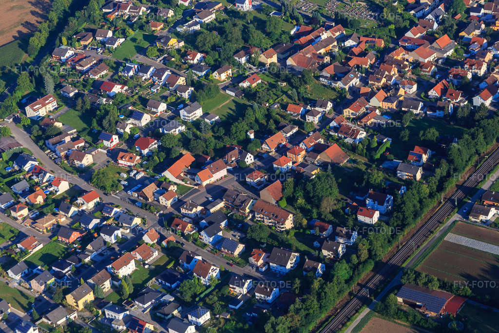 Luftbild: Südendstr in Gondelsheim im Bundesland Baden-Württemberg in Deutschland. Foto: IMG_092291.jpg vom 01.08.2016 durch Werner Riehm/FLY-FOTO.de