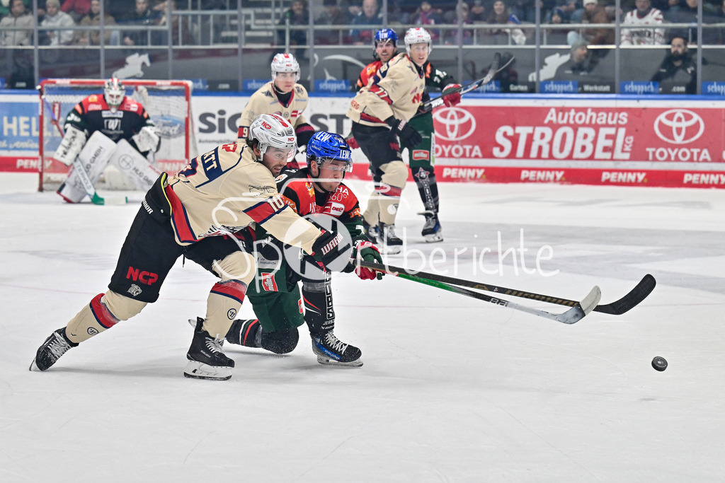 Augsburger Panther - Nürnberg Ice Tigers | im Duell Evan BARRATT (Nürnberg Ice Tigers #10) und Riley McCOURT (Augsburger Panther #72) / Zweikampf / DEL: Augsburger Panther - Nuernberg Ice Tigers, Curt Frenzel Stadion am 03.01.2025