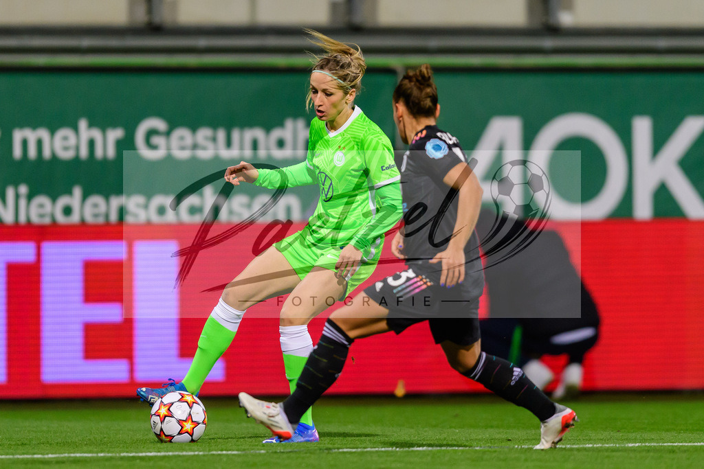 WOBJUV20211118_007 | Fussball, Frauen: Kathrin Hendrich (VfL Wolfsburg) und Lisa Boattin (Juventus FC) im Zweikampf bei dem Spiel der UEFA Women´s Champions League zwischen VfL Wolfsburg und Juventus Turin im AOK-Stadion am 18.11.2021 in Wolfsburg, Deutschland. - Realisiert mit Pictrs.com