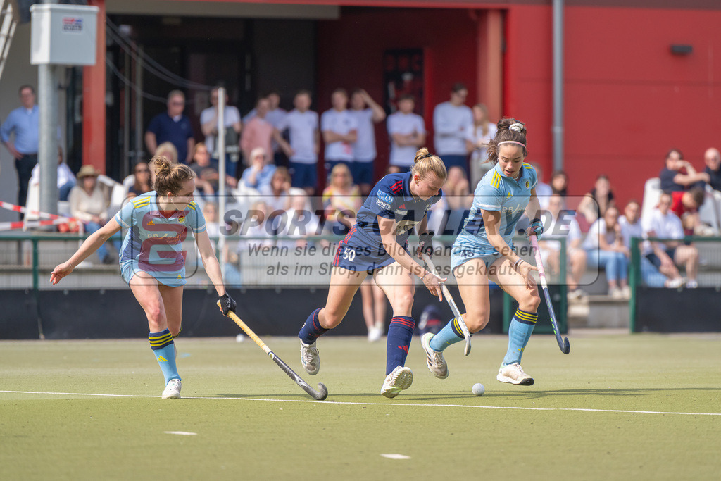 HK_20240413_100363 | 1. Bundesliga Hockey Damen Düsseldorfer HC - Zehlendorfer Wespen am 13.4.2024 DHC, Düsseldorf , Emily Gesch ( Zehlendorfer Wespen #7 ) , Lilly Stoffelsma ( Düsseldorfer HC #50 ) , #Lea Keller ( Zehlendorfer Wespen #45 )
