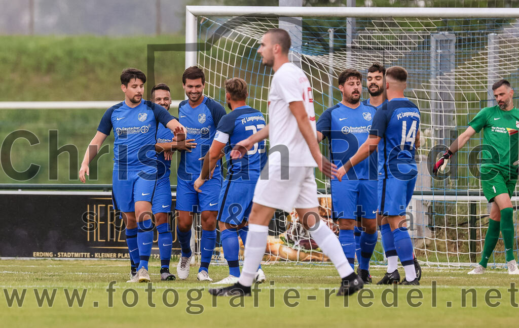 2023-06-30_038_FC_Langengeisling_gegen_VfB_Forstinning | Erding, Deutschland, 30.06.2023:
Fußball, Bezirksliga Oberbayern Ost 2023 / 2024, Testspiel, FC Langengeisling gegen VfB Forstinning, Endergebnis: 3:0

Jubel nach dem 1:0 durch Kilian Stenzel (FC Langengeisling, #32)
Maximilian Maier (FC Langengeisling, #10), Kilian Stenzel (FC Langengeisling, #32), Hannes Dornauer (FC Langengeisling, #33), Florian Rupprecht (FC Langengeisling, #11), David Riederle (FC Langengeisling, #14), Torwart Marko Susac (VfB Forstinning, #1)

Foto: Christian Riedel / fotografie-riedel.net