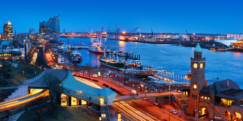 11979412 - Abend an den Landungsbrücken | Kaufen Sie Hamburg Bilder und Hamburg Fotos auf Leinwand, Acrylglas, Alu-Dibond, oder als Poster in Hamburgs großer Onlinegalerie. Elbphilharmonie Bilder, Hamburger Hafen, Speicherstadt, Alster und viel mehr.