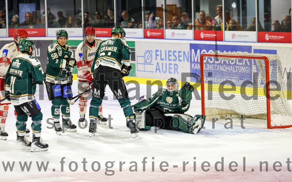 2025-09-12_019_TSV_Erding_gegen_EV_Landshut | Erding, Deutschland, 12.09.2025:Eishockey, Oberliga Süd 2025 / 2026, Testspiel, TSV Erding gegen EV Landshut, Endergebnis: 4:6Erik Modlmayr (Erding Gladiators, #21), Paul Pfenninger (Erding Gladiators, #58), Luis Scheibengraber (EV Landshut, #18), Bastian Cramer (Erding Gladiators, #34), Torwart David Zabolotny (Erding Gladiators, #72)Foto: Christian Riedel / fotografie-riedel.net