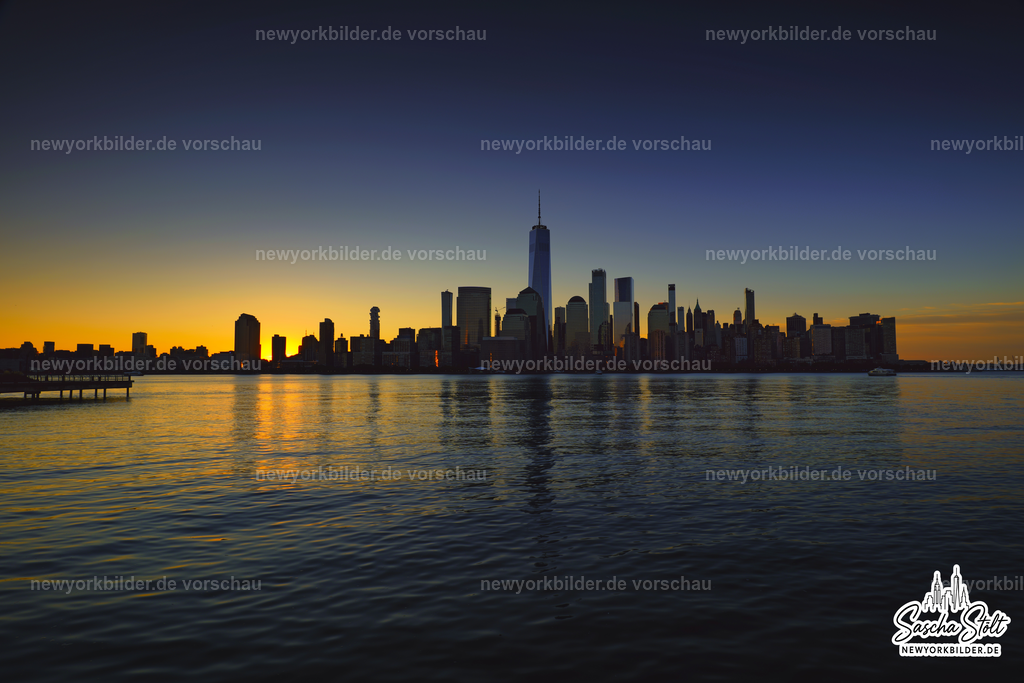 Skyline mit Logo - BITTE NICHT BESTELLEN ! | New York Bilder vom Fotografen Sascha Stölt: Exklusive Motive als Poster, Leinwand, Acrylglas, Alu-Dibond, Kalender, Fotogeschenke & FineArt für echte NYC-Fans.