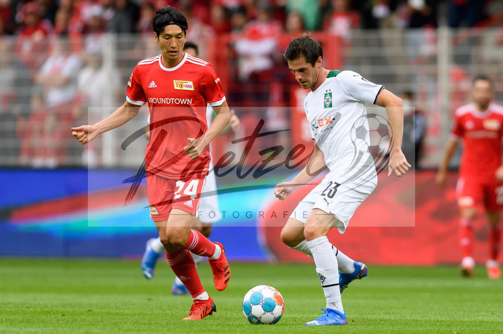 FCUBMG20210829_124 | Fussball, Herren: Genki Haraguchi (1.FC Union Berlin) und Jonas Hofmann (Borussia Moenchengladbach) im Zweikampf beim Spiel der 1. Bundesliga zwischen 1. FC Union Berlin und Borussia Moenchengladbach im Stadion An der Alten Foersterei am 29.08.2021 in Berlin, Deutschland. - Realisiert mit Pictrs.com