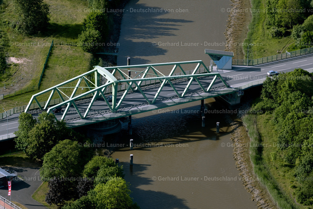 4030282 | BREMERHAVEN 01.06.2020 Straßen- Brückenbauwerk über die Geeste an der Grimsbystraße im Ortsteil Geestemünde-Nord in Bremerhaven im Bundesland Bremen, Deutschland. // Road bridge structure over the Geeste on Grimsbystrasse in the district Geestemuende-Nord in Bremerhaven in the state Bremen, Germany. Foto: Gerhard Launer