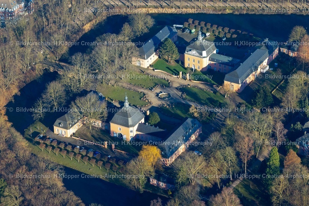 Luftbild Mönchengladbach-8441 | Luftbildfotografie Gelände des Wasserschloß Schloss Wickrath im gleichnamigen Stadtteil von Mönchengladbach im Bundesland Nordrhein-Westfalen - Realisiert mit Pictrs.com