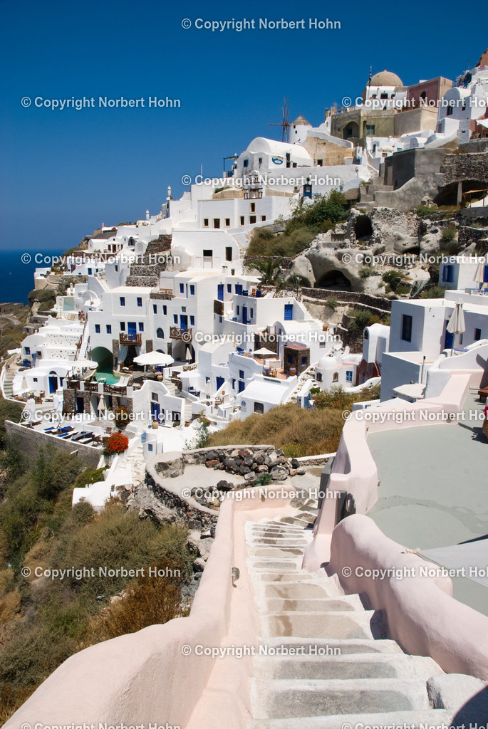 Reisefotografie - Griechenland - Santorini | Typische Kykladenarchitektur in der Ortschaft Oia auf der Kykladeninsel Santorini. - Realisiert mit Pictrs.com