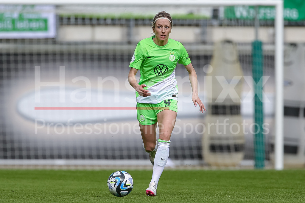 Fussball, DFB-Pokal Frauen, VfL Wolfsburg - SGS Essen | v.li.: Kathrin Hendrich (Kathy, VfL Wolfsburg, 4) am Ball, Freisteller, Einzelbild, Ganzkörper, Aktion, Action, Spielszene, DIE DFB-RICHTLINIEN UNTERSAGEN JEGLICHE NUTZUNG VON FOTOS ALS SEQUENZBILDER UND/ODER VIDEOÄHNLICHE FOTOSTRECKEN. DFB REGULATIONS PROHIBIT ANY USE OF PHOTOGRAPHS AS IMAGE SEQUENCES AND/OR QUASI-VIDEO.