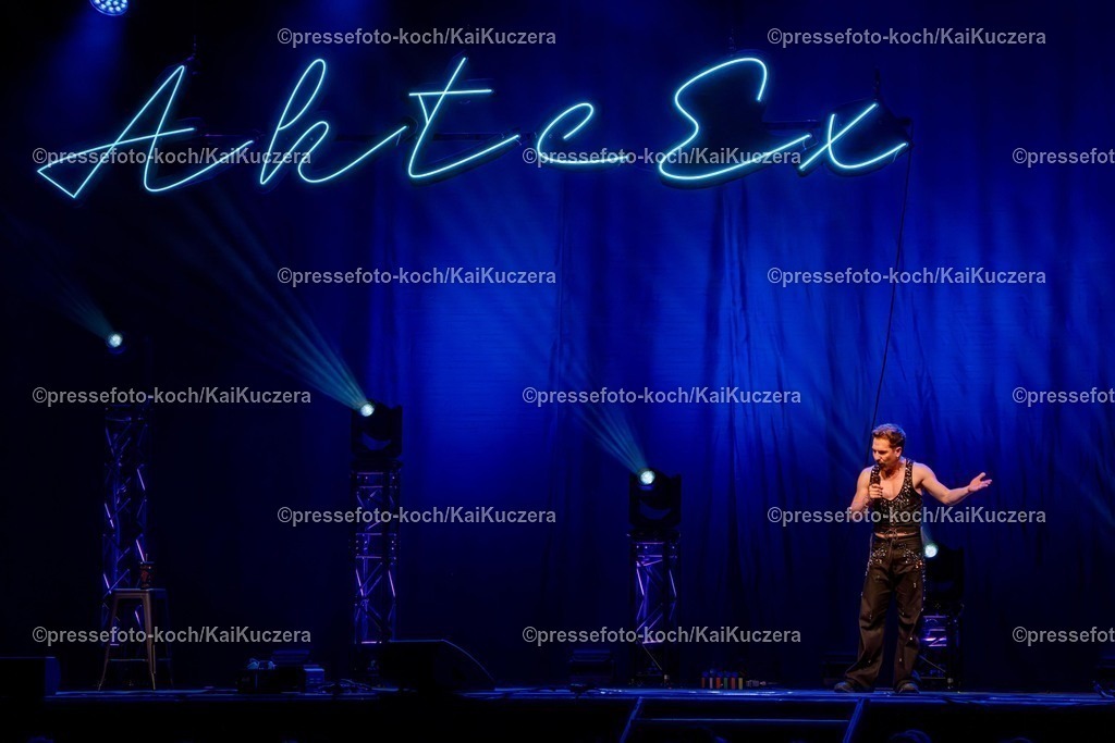 xKKU1502250101016 | 15.02.2025, xkkux, Düsseldorf, Entertainer Nico Stank - performt bei seinem Bühnenprogramm Akte Ex in der Mitsubishi Electric HALLE. 