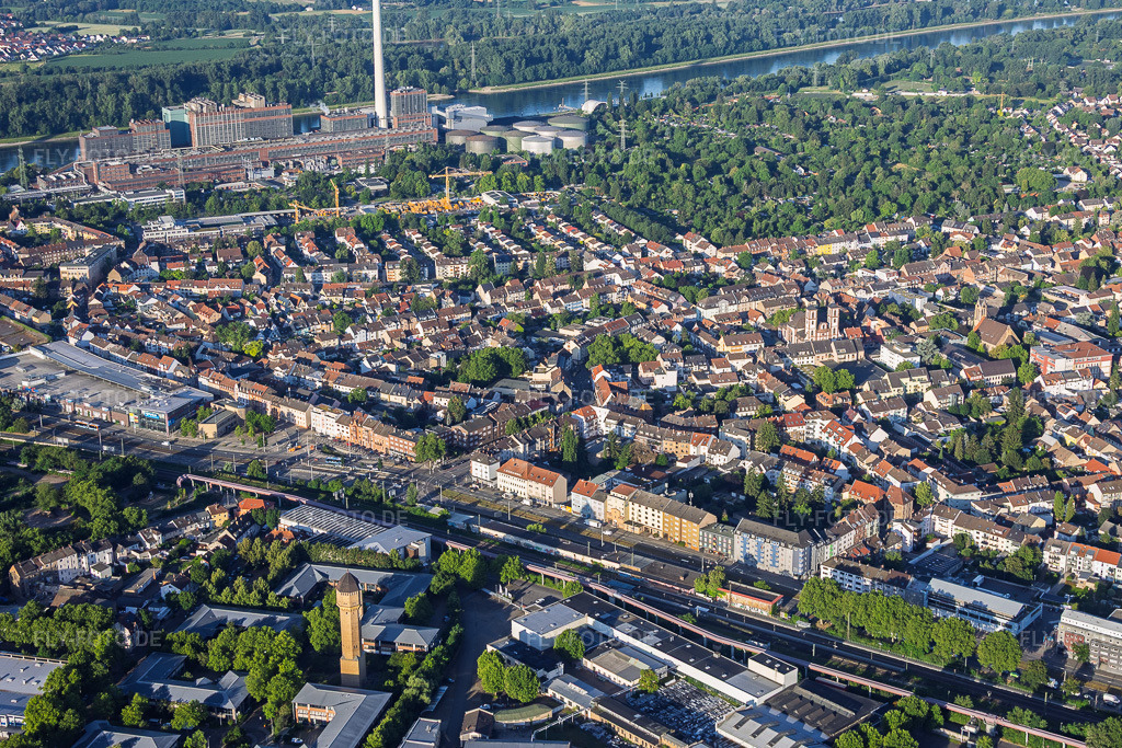 Luftbild: Stadtteilansicht aus Norden bis zum GKM am Rhein aus Norden im Ortsteil Neckarau in Mannheim im Bundesland Baden-Württemberg in Deutschland. – Foto: IMG_157163.jpg vom 18.06.2026 durch Werner Riehm/FLY-FOTO.de – Auflösung des Originals: 5572 x 3714 px