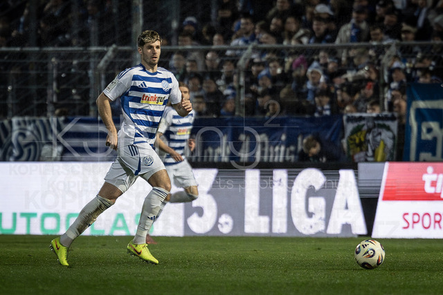 3. Liga: FC Viktoria Köln - MSV Duisburg, 21.12.2025 | Tobias Fleckstein (MSV Duisburg, 5) ; Köln, 21.12.2025, 19. Spieltag der 3. Fußball-Liga, FC Viktoria Köln - MSV Duisburg im Sportpark Hoehenberg in Köln.Die DFL-Bestimmungen verbieten die Verwendung von Fotografien als Bildsequenzen und / oder Quasi-Videos.