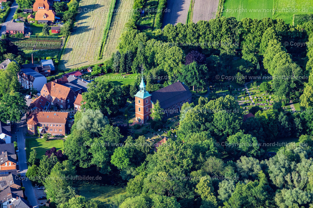 Hamburg_Ochsenwerder_St_Pankratius_ELS_6316160625 | HAMBURG 16.06.2025 Kirchengebäude " St. Pankratius - Ev.-luth. Kirchengemeinde St. Pankratius " an der Straße Alter Kirchdeich im Ortsteil Ochsenwerder in Hamburg, Deutschland. // Church building " St. Pankratius - Ev.-luth. Kirchengemeinde St. Pankratius " on street Alter Kirchdeich in the district Ochsenwerder in Hamburg, Germany. Foto: Martin Elsen