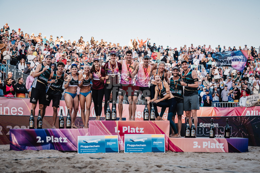 Beachvolleyball | Männer und Frauen | Deutsche Meisterschaften 2025 Timmendorfer Strand | 04.09.2025 | Das Gewinnerpodest bei der Siegerehrung der Deutschen Meisterschaften v.l. Paul Henning, Lui Wüst, Anna-Lena Grüne, Sandra Ittlinger, Cinja Tillmann, Svenja Müller, Sven Winter, Lukas Pfretzschner, Melanie Gernert, Nele Barber, Clemens Wickler und Nils Ehlers