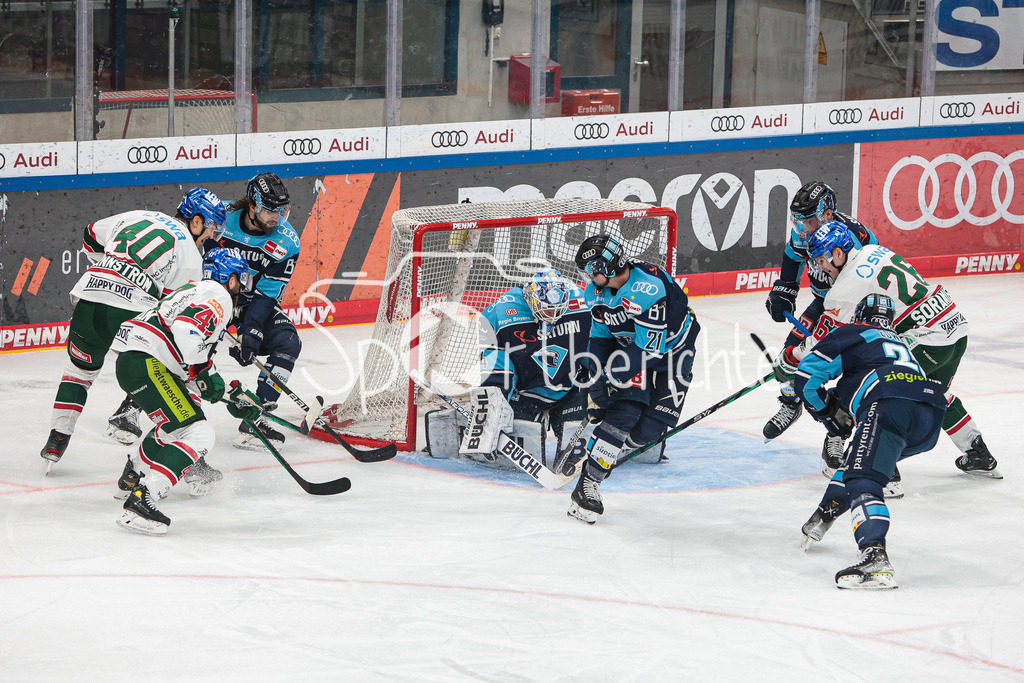 ERC Ingolstadt - Augsburger Panther | Wade BERMAN (AEV #47) kann in dieser Szene den Puck nicht an Michael GARTEIG (ERC #34) vorbei bringen