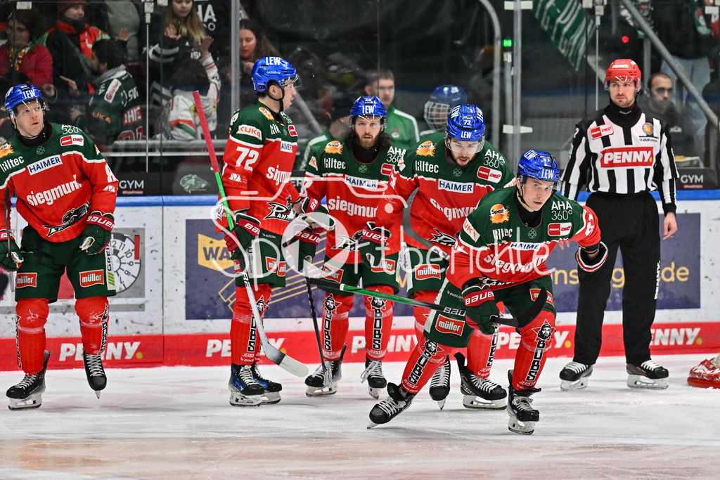 Augsburger Panther - Fischtown Pinguins | Die Panther freuen sich wenig ueber den Treffer zum 1-5 durch Florian ELIAS (Augsburger Panther #67) / Tor / Torschuetze / DEL: Augsburger Panther - Fischtown Pinguins, Curt Frenzel Stadion am 08.01.2025