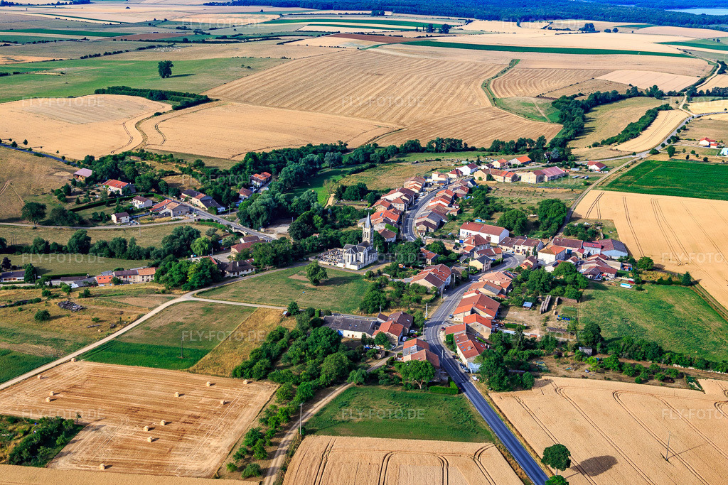 Luftbild: Ortsansicht von Nordosten in Pannes im Bundesland Meurthe-et-Moselle in Frankreich. – Foto: IMG_083290.jpg vom 12.07.2015 durch Werner Riehm/FLY-FOTO.de – Auflösung des Originals: 5472 x 3648 px