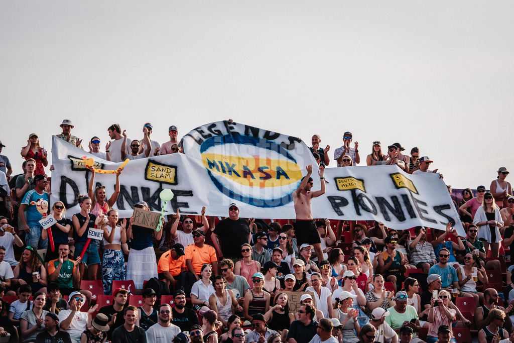 Beachvolleyball | Männer | Allianz German Beach Tour 2025 | Tourstop Bremen | 14.06.2025 | Fans hissen ein Banner für für die Brüder Bennet und David Poniewaz mit der Aufschrift Danke Ponies Legends Mikasa