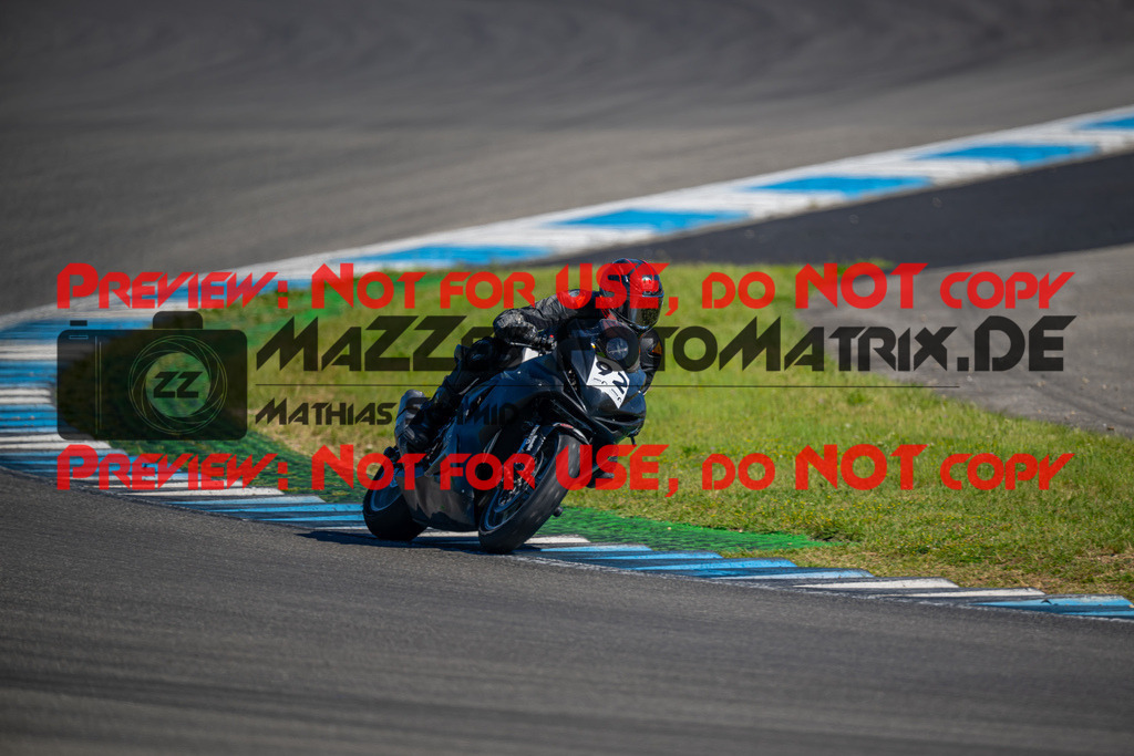 MaZZes-Fotomatrix-20260523-113592 | GRUEN