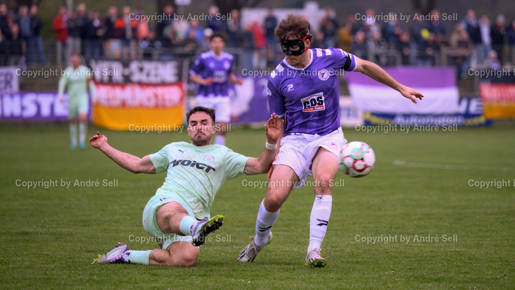 VfR Neumünster (lila) vs PSV Neumünster (grün) | Jan Lippegaus (VfR #3) vs Tim Möller (PSV #21) / Fußball-Oberliga Männer 2025/2026 / VfR Neumünster (lila) vs PSV Neumünster (grün) / Grümmi-Arena / Neumünster / 15.04.26 - Realisiert mit Pictrs.com