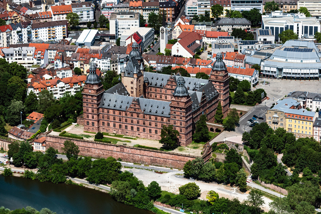 dr__0067458.jpg | ASCHAFFENBURG 17.06.2021 Gebäude und der Schloßpark- Anlagen des Wasserschloß Johannisburg in Aschaffenburg im Bundesland Bayern. // Building and castle park systems of water castle Johannisburg in Aschaffenburg in the state Bavaria. Foto: Daniel Reiter