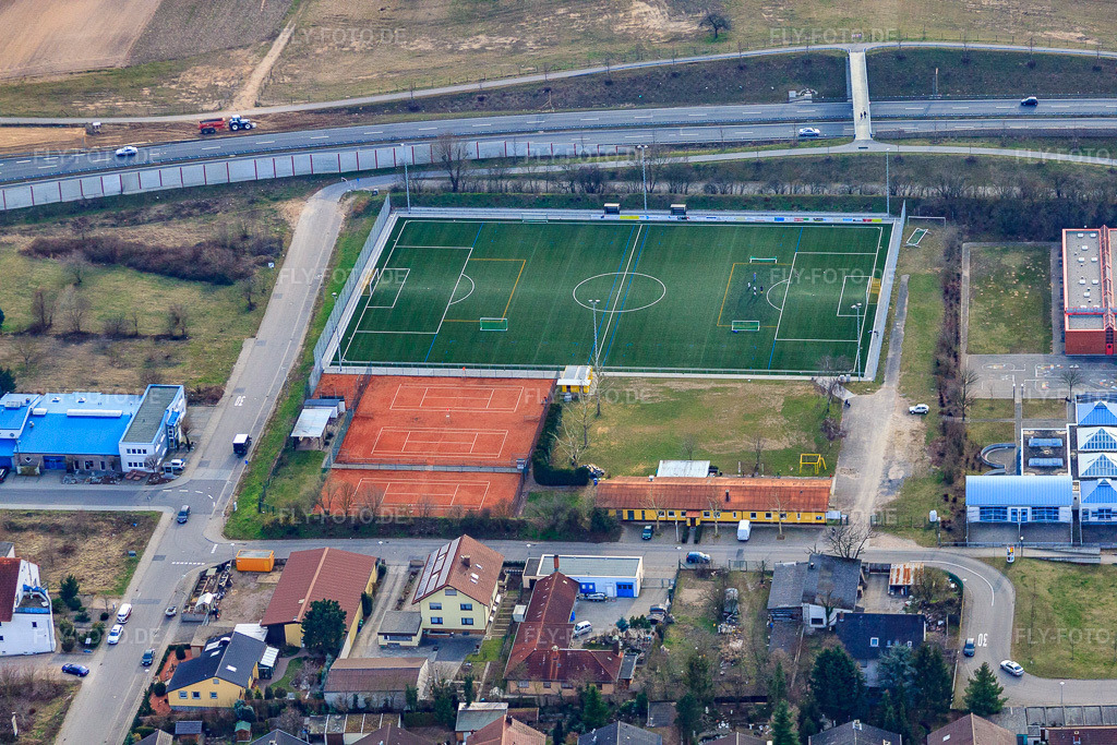 Luftbild: Soprtplätze an der Hirschacker-Grundschule in Schwetzingen im Bundesland Baden-Württemberg in Deutschland. Foto: IMG_25066.jpg vom 18.03.2010 durch Werner Riehm/FLY-FOTO.de