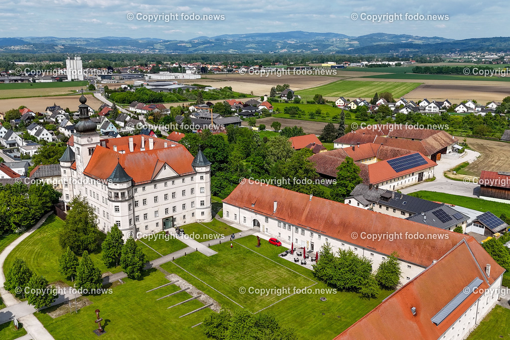 Hartheim_ Lern- und Gedenkschloss_ 07.05.2025-43 | 07.05.2025, Hartheim, AUT, Lern- und Gedenkort, Schloss Hartheim, im Bild Schloss Hartheim, Toetungsanstalt der Nazionalsozialisten waehrend des 2. Weltkrieg, NS-Zeit, Holocaust, Euthanasie, Psychiatrie, Gedenkstaette, KZ-Haeftlinge, Menschen mit Behinderung, Verbrechen, Weg der Vielfalt, gegen Vergessen
